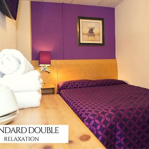 Zimmer mit Kingsize-Bett